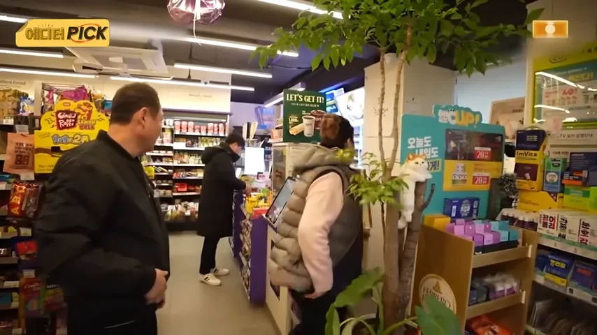 매일같이 밥을 주는 이상한 편의점 - 유렉카 채널 002.png.ren.webp