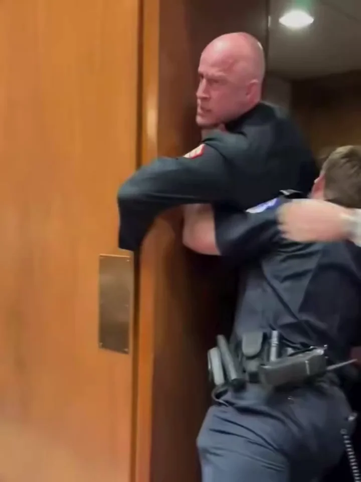 이란과 전쟁에 대해 항의하다 끌려나가는 전직 해병대원