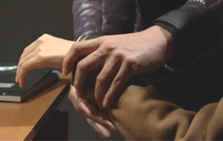 철컹-수갑-철컹철컹-움짤-수갑차는-체포-손목-여자-경찰-도둑.gif