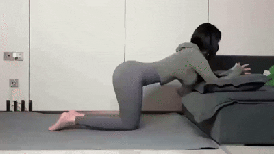 스트레칭하는처자.gif