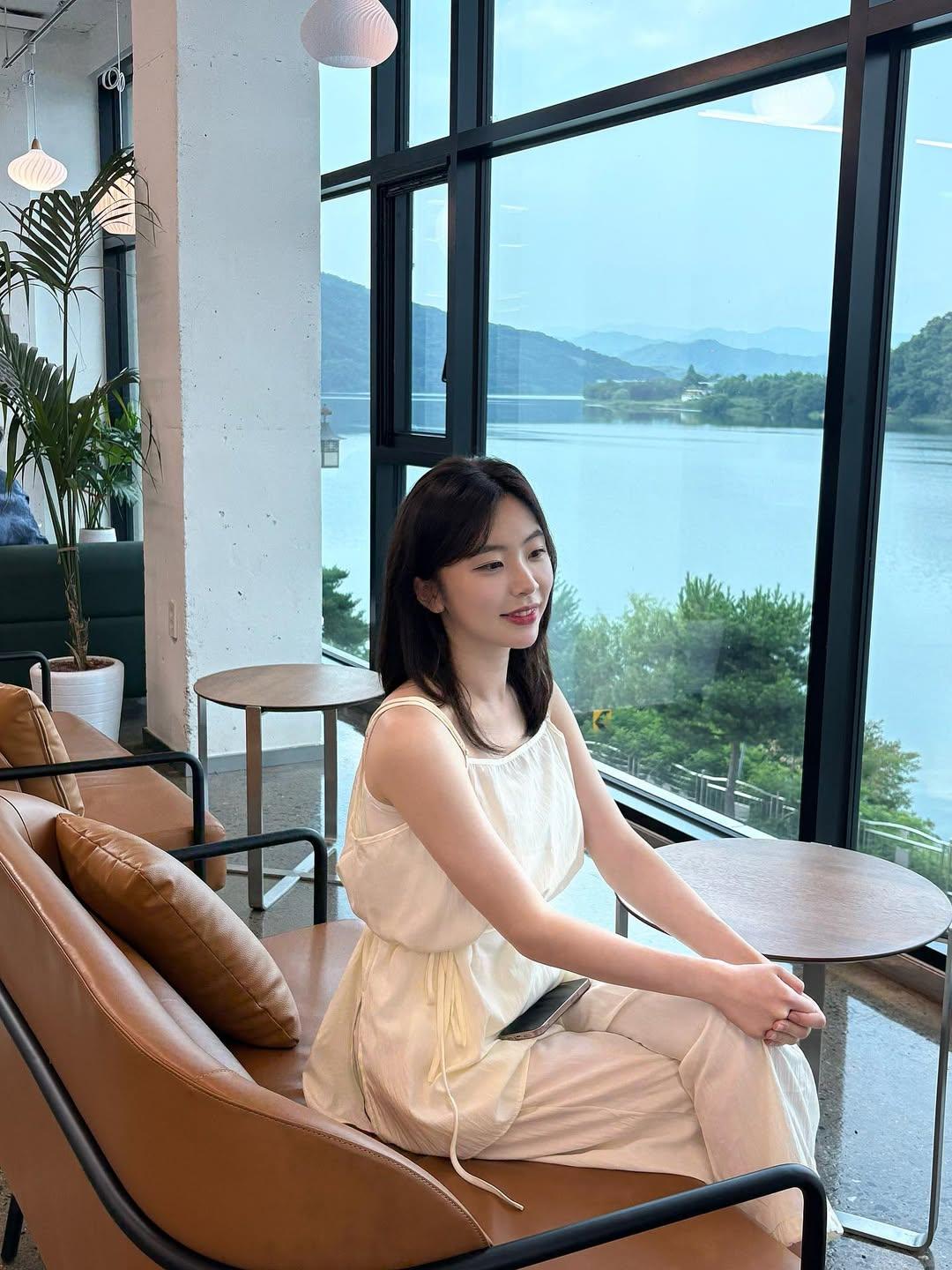친구가 충주에 예쁜 카페를 개업했어요!!커피 맛도 분위기도 디저트도 넘 맛있어요 창가뷰도 진짜???? 충주 오면 꼭 들러보세요? #231카페 (2).jpg