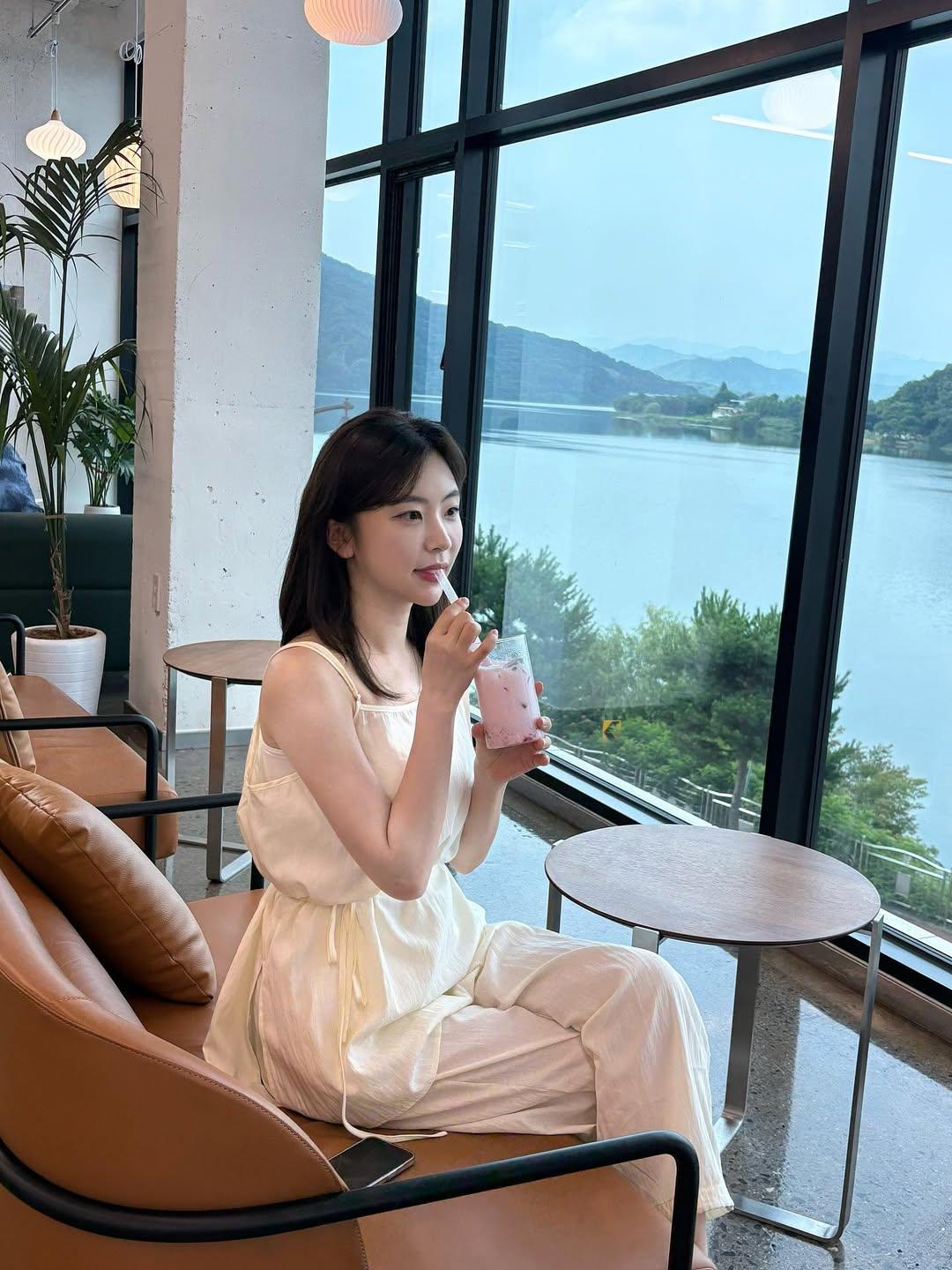 친구가 충주에 예쁜 카페를 개업했어요!!커피 맛도 분위기도 디저트도 넘 맛있어요 창가뷰도 진짜???? 충주 오면 꼭 들러보세요? #231카페 (1).jpg