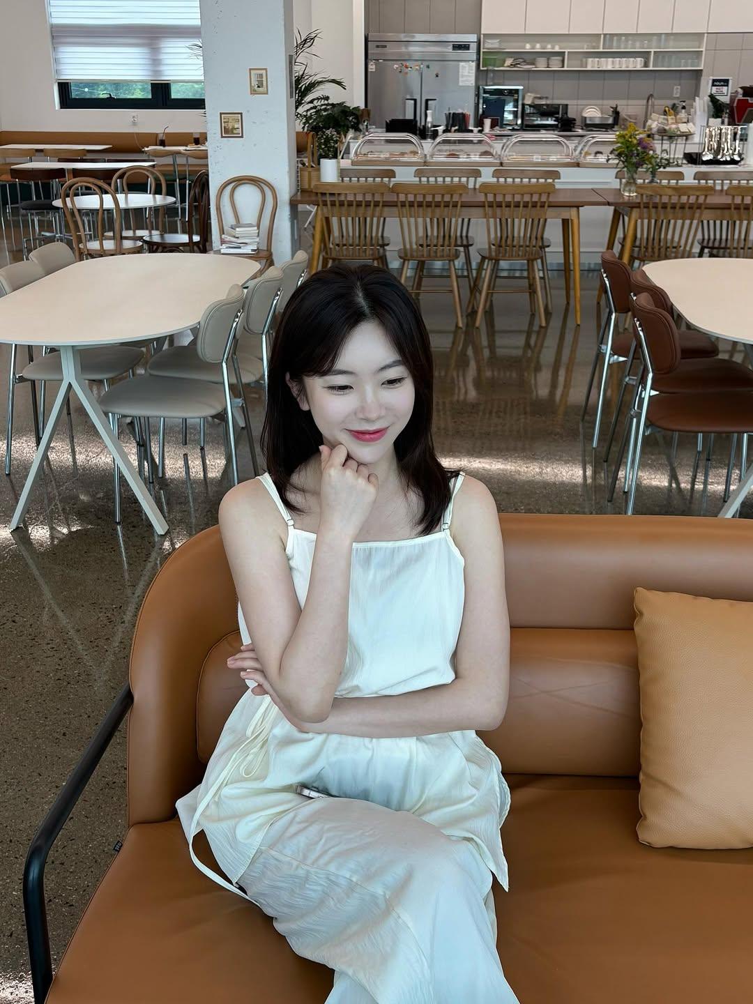 친구가 충주에 예쁜 카페를 개업했어요!!커피 맛도 분위기도 디저트도 넘 맛있어요 창가뷰도 진짜???? 충주 오면 꼭 들러보세요? #231카페.jpg