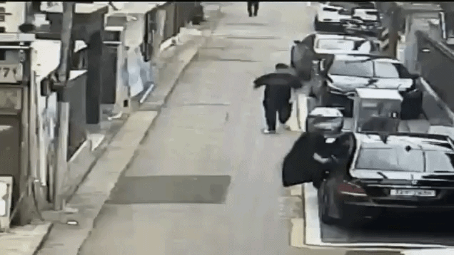 4d02413e-c48c-4ac8-b7e4-db16f2f6468d_f06428856fb21ec99350_gif-ezgif.com-video-to-gif-converter.gif