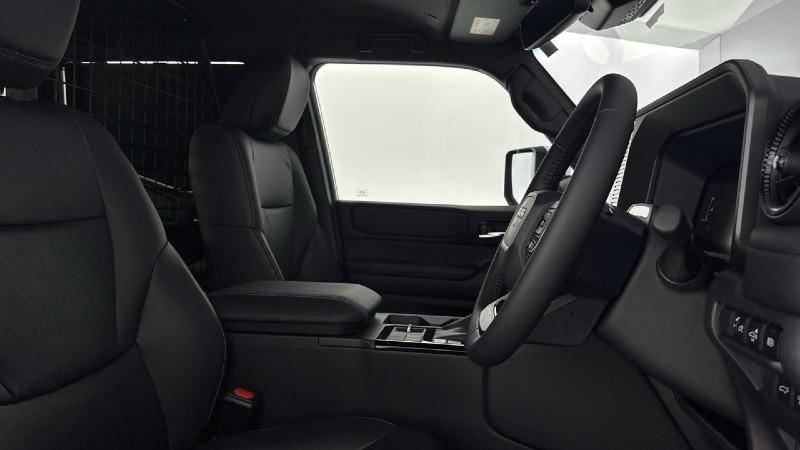 toyota-land-cruiser-commercial-2025-16.jpg
