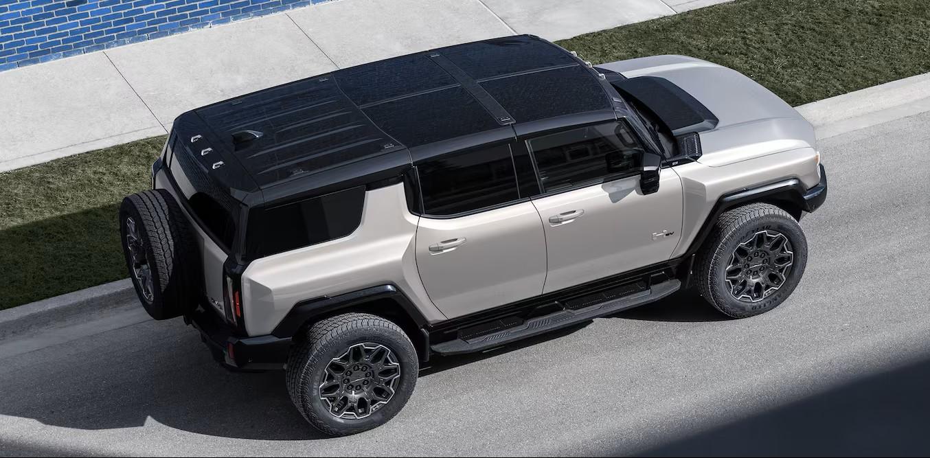 2026-hummer-ev-suv-mov-exterior-header-3000x1000-26PGHMS80020.jpg