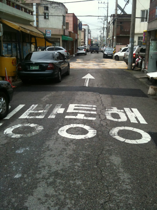 앞번호판 접힌 김여사..그런데 일방통행로 역주행을?? | 보배드림 교통사고/블박