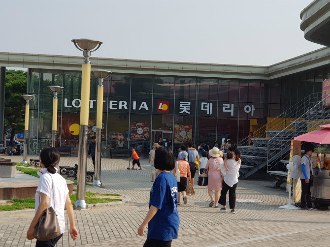 오늘 독립기념관에 갔다가 정문앞 롯데리아를 보니...주먹에.. | 보배드림 자유게시판