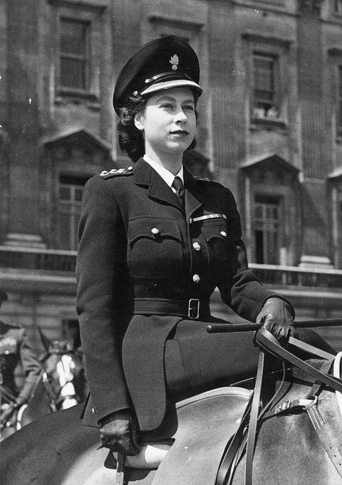 엘리자베스 여왕은 제2차 세계대전 동안 영국군 여군에 입대했습니다.rbhw9b05wum91.jpg