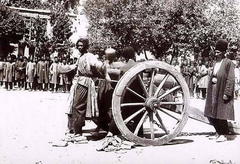 1890년대 이란 쉬라즈에서 대포에 의한 처형e19jcac42ev71.jpg
