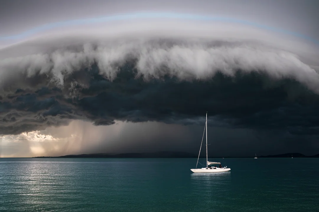 a-thunderstorm-arriving-with-a-dramatic-shelf-cloud-v0-hql64al2pc5f1.jpg