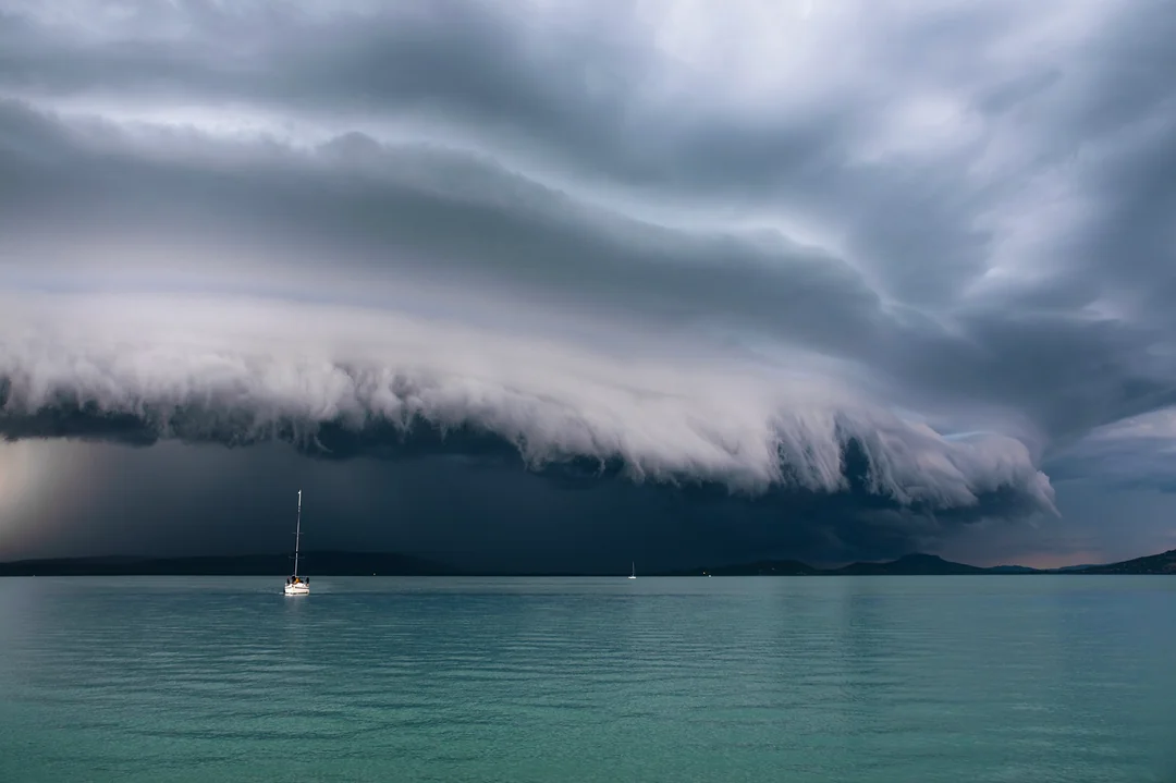 a-thunderstorm-arriving-with-a-dramatic-shelf-cloud-v0-drjijal2pc5f1.jpg