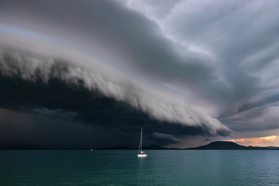 a-thunderstorm-arriving-with-a-dramatic-shelf-cloud-v0-i75o2al2pc5f1.jpg