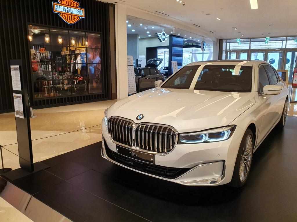 하남 스타필드 BMW 매장에 전시된 7시리즈. | 보배드림 국산차게시판