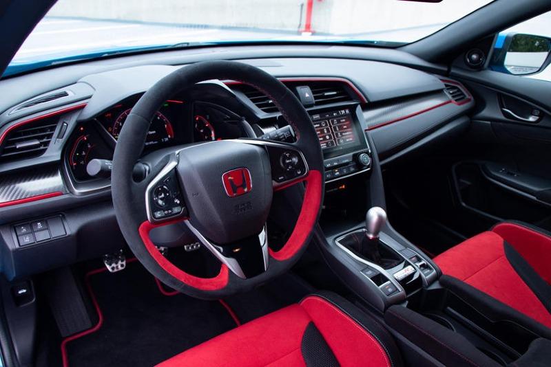 2020-honda-civic-type-r-steering-wheel-controls-carbuzz-738435.jpg
