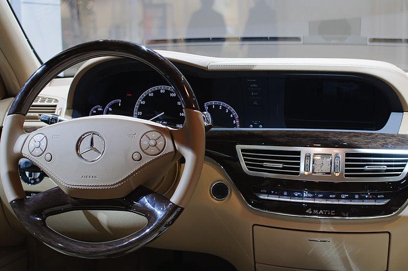 800px-Instrument_Cluster,_Mercedes-Benz_S350_Bluetec_4Matic_(US)_-_Flickr_-_skinnylawyer.jpg