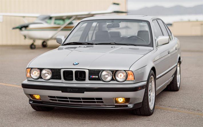 thumb2-bmw-m5-e34-retro-cars-silver-m5-e34-exterior-front-view.jpg