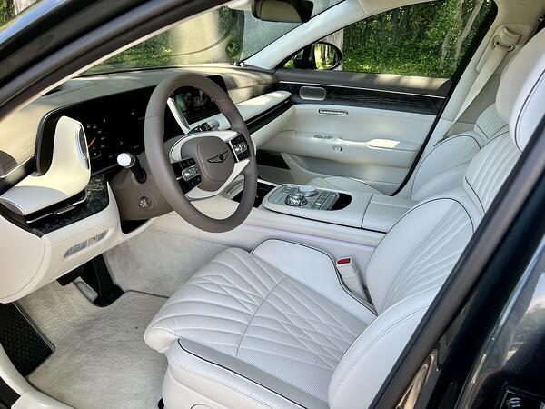 2023-Genesis-G90-luxury-interior-carpro.jpg