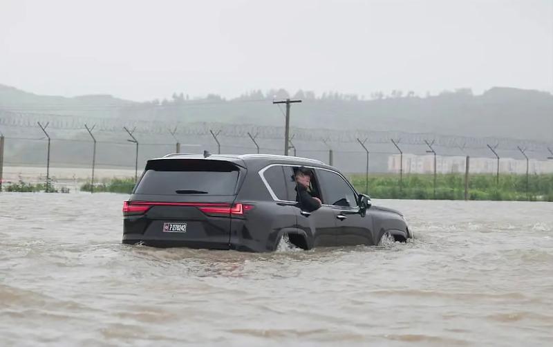 Kim-Jong-Un-Lexus-LX-600.jpg