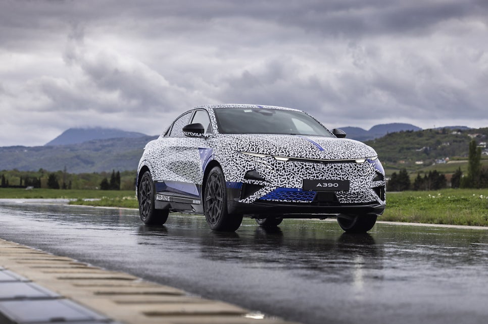 Alpine_A390_Tests_on_wet_track_at_Ladoux_(France)_(5).jpg