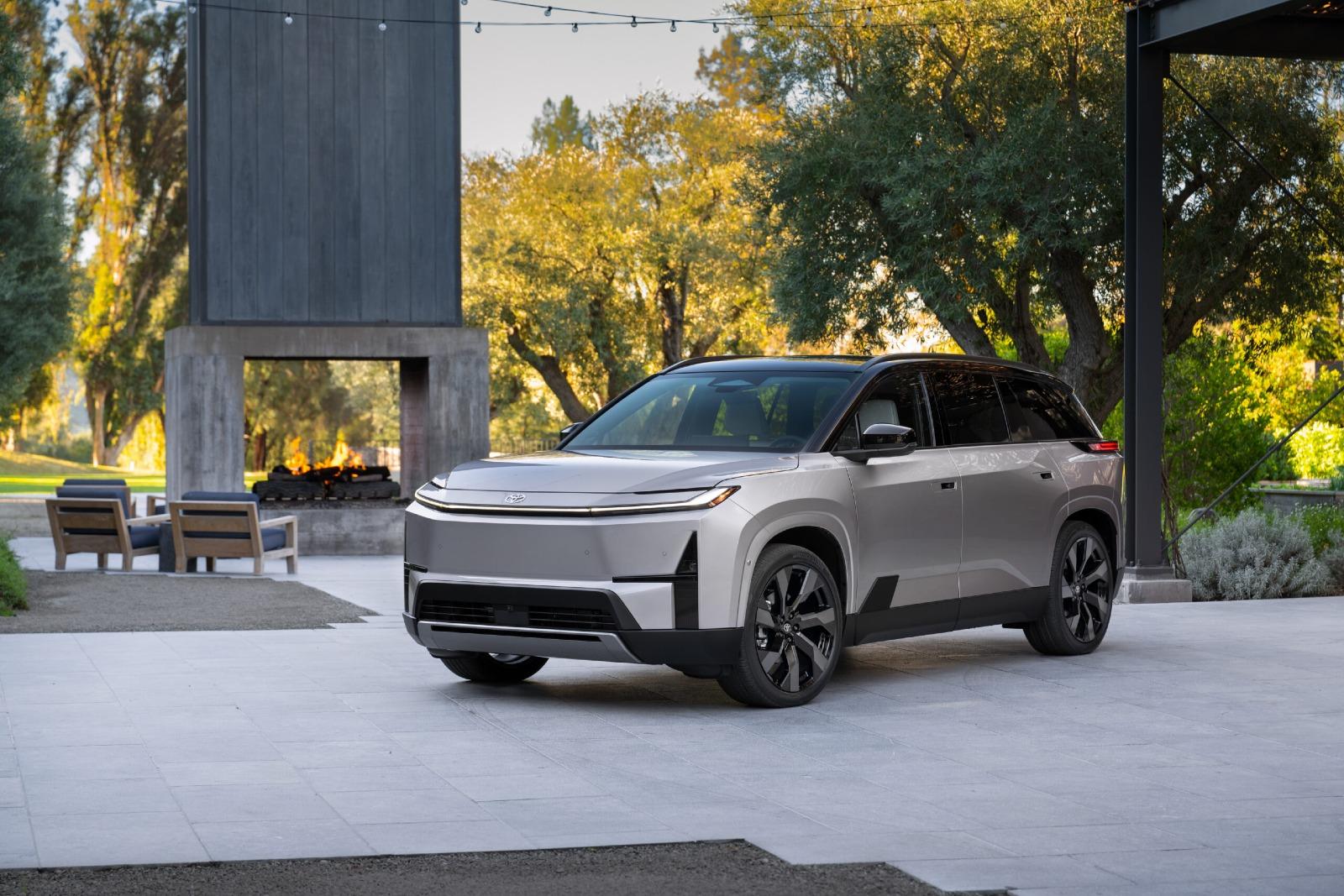 2027_Toyota_Highlander_Limited_Spellbound2Tone_004-scaled.jpg