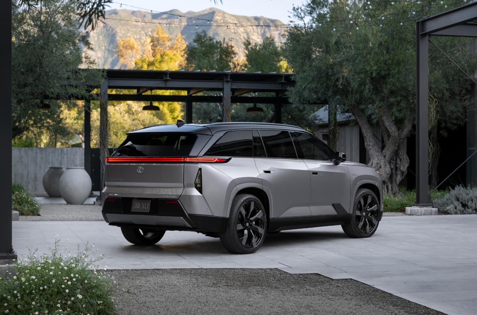 2027_Toyota_Highlander_Limited_Spellbound2Tone_002-scaled.jpg