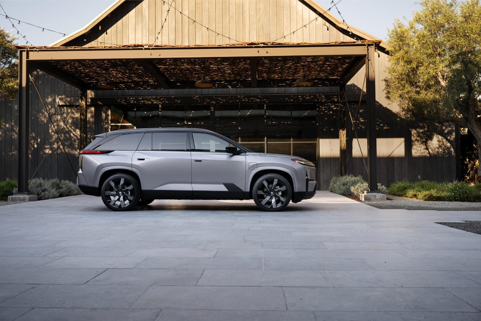 2027_Toyota_Highlander_Limited_Spellbound2Tone_005-scaled.jpg