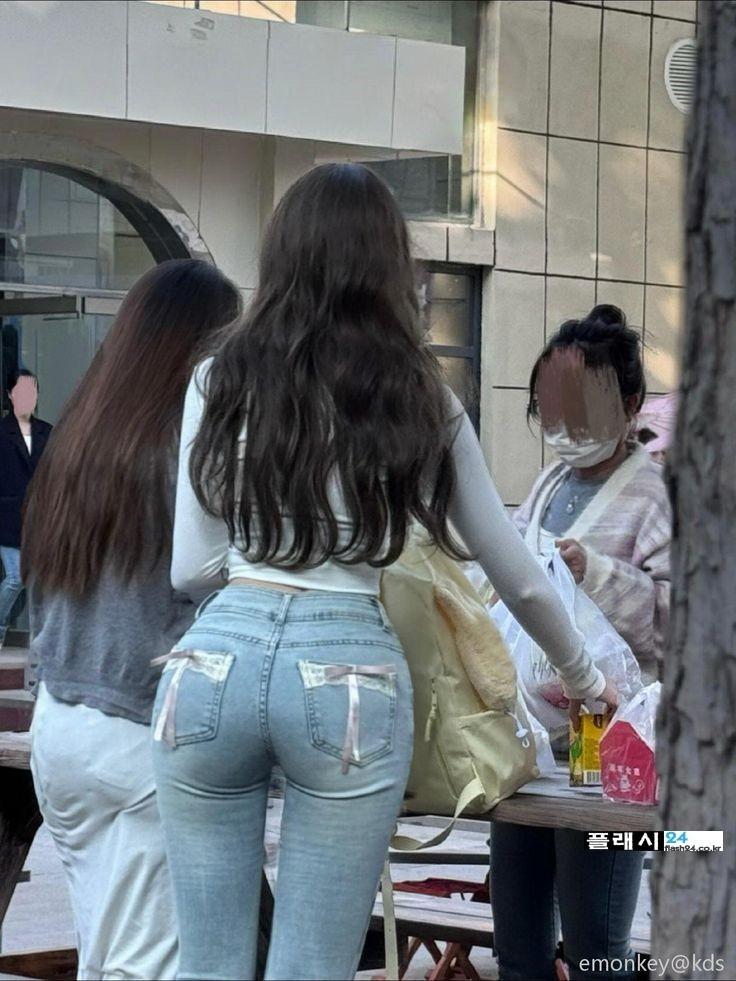 얼굴이 궁금한 여대생 청바지녀.jpeg