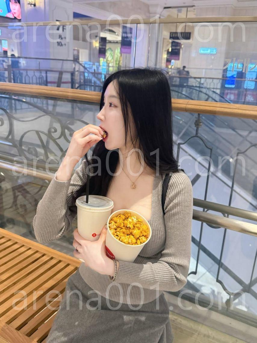 영화 보자는 아스나 Seoulasuna(asuna) 여친룩 가슴골 (3).jpg