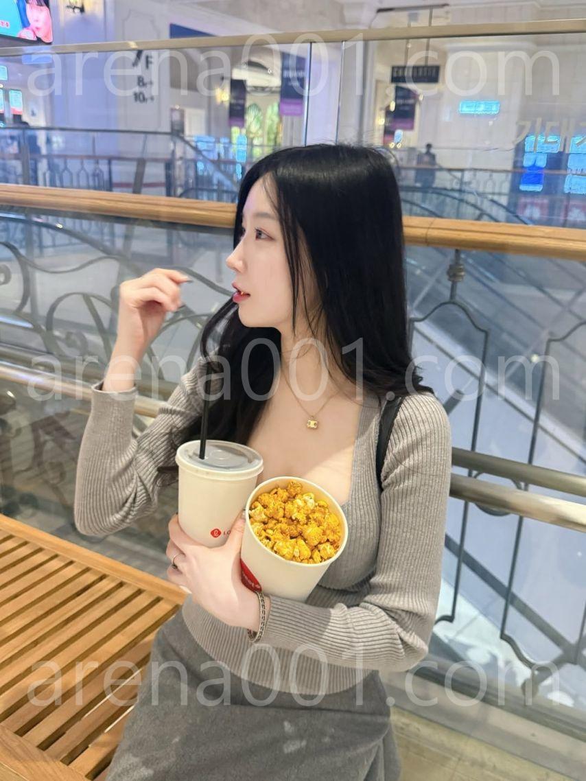 영화 보자는 아스나 Seoulasuna(asuna) 여친룩 가슴골 (4).jpg