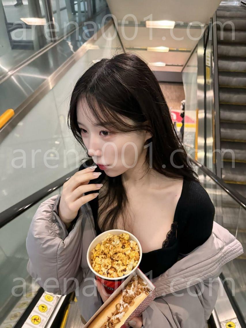 영화 보자는 아스나 Seoulasuna(asuna) 여친룩 가슴골 (6).jpg