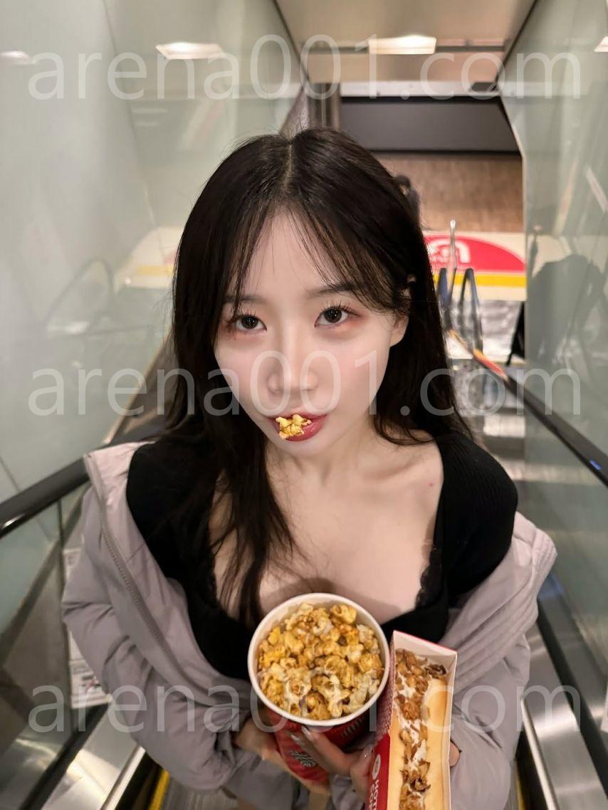 영화 보자는 아스나 Seoulasuna(asuna) 여친룩 가슴골 (5).jpg