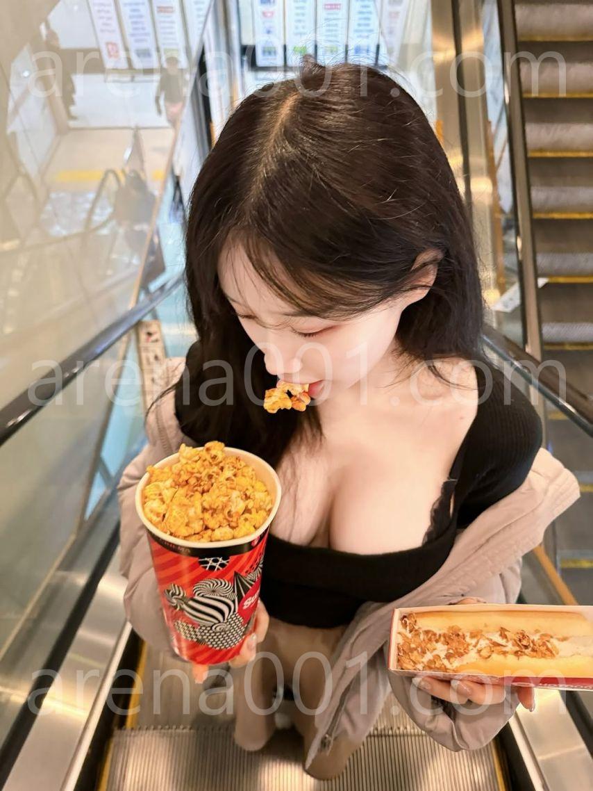 영화 보자는 아스나 Seoulasuna(asuna) 여친룩 가슴골 (7).jpg