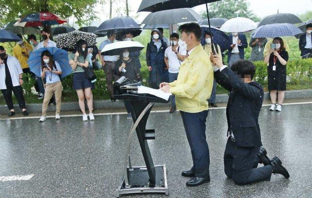 우산 공무원.jpg