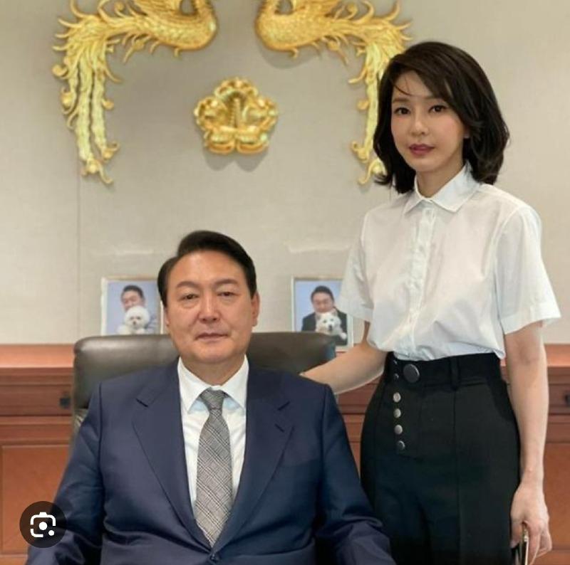 누구 얼굴이 더큼? 비교하기 힘드네요 | 보배드림 정치게시판