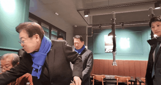 240dfbeee4bce73b8e05d18ab61abc5d.gif