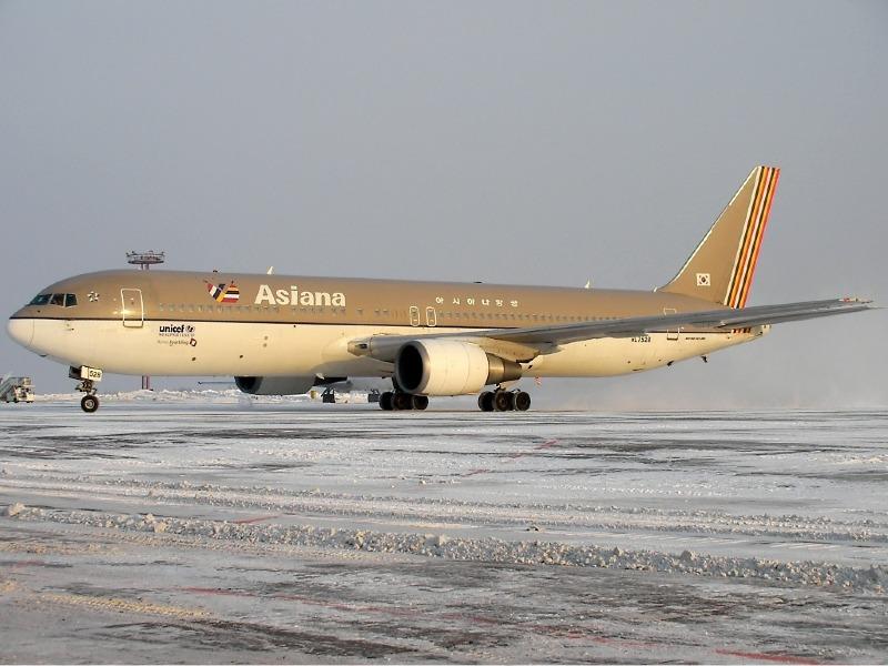 Asiana_Airlines_Boeing_767-300_Glazyrin.jpg