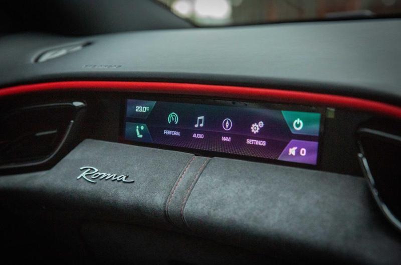 10-ferrari-roma-2021-uk-first-drive-review-passenger-display.jpg