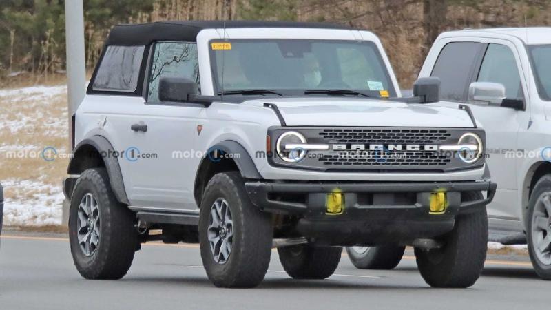 ford-bronco-two-door-soft-top-spy-photos-three-quarters.jpg