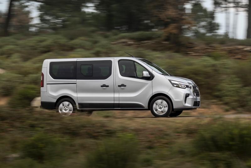 2021-Nissan-NV300-Combi-12.jpg