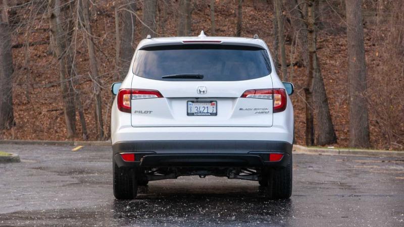 2021-honda-pilot-tail-on.jpg