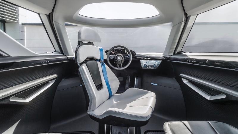 Porsche-Vision-Renndienst-Interior-1.jpg