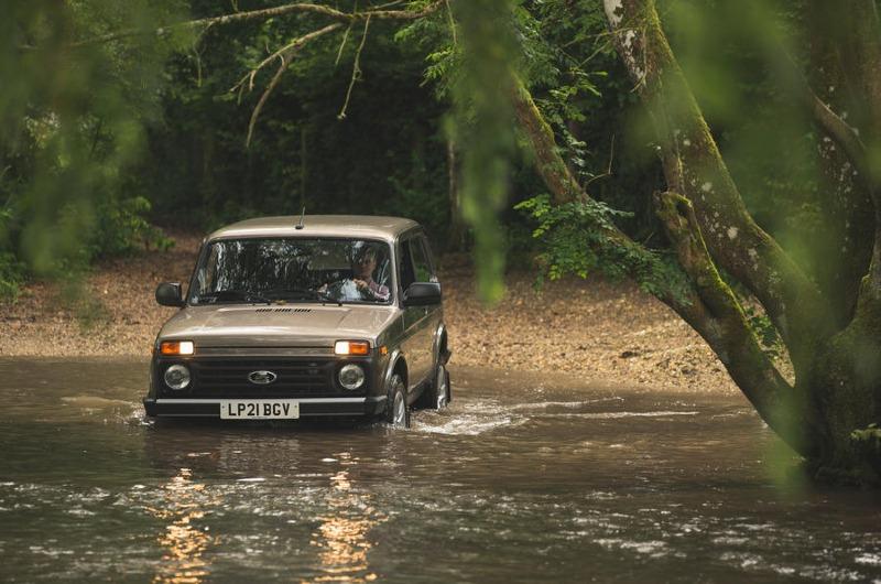 94-lada-niva-eol-feature-wading-front.jpg