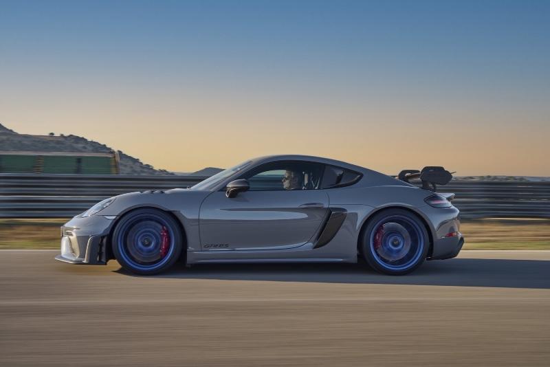 2022-Porsche-718-Cayman-GT4-RS-10.jpg