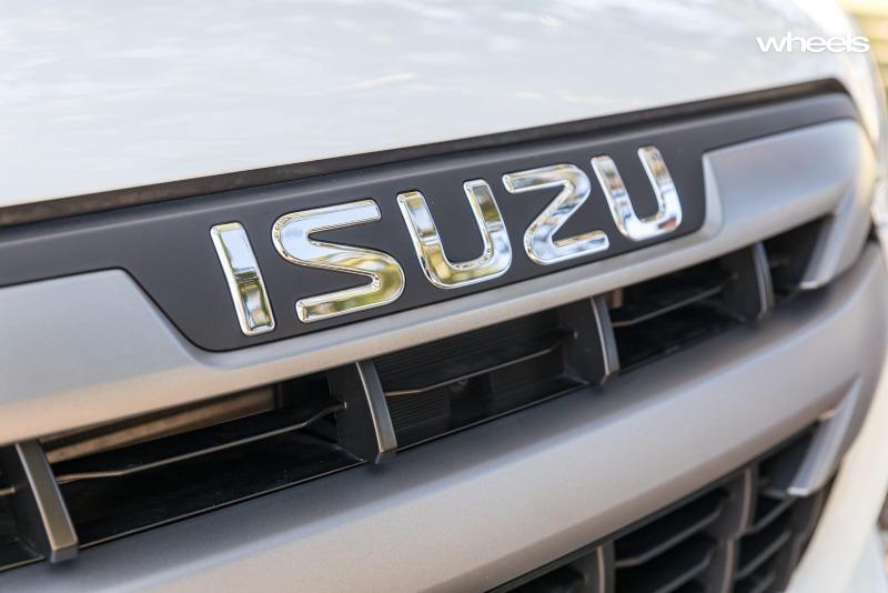 2021_Isuzu_D-Max_4x2_SX_Single_Chassis_Ute_Auto_detail_front_grille_badge.jpg