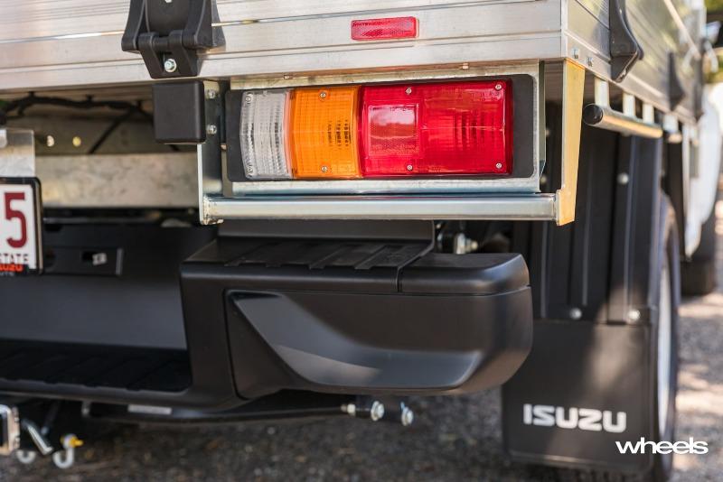 2021_Isuzu_D-Max_4x2_SX_Single_Chassis_Ute_Auto_detail_rear_bar_step.jpg