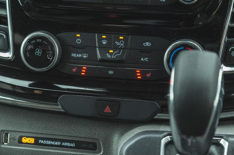 10-ford-tourneo-2021-lt-climate-controls.jpg