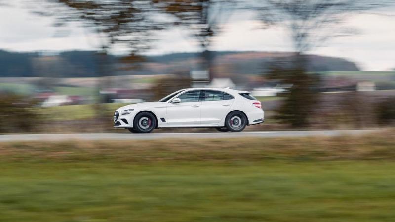 Genesis_G70_Shooting_Brake_dynamic_pan.jpg