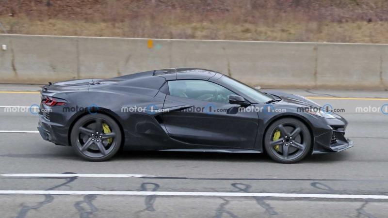 2023-chevrolet-corvette-e-ray-side-view-spy-photo (4).jpg