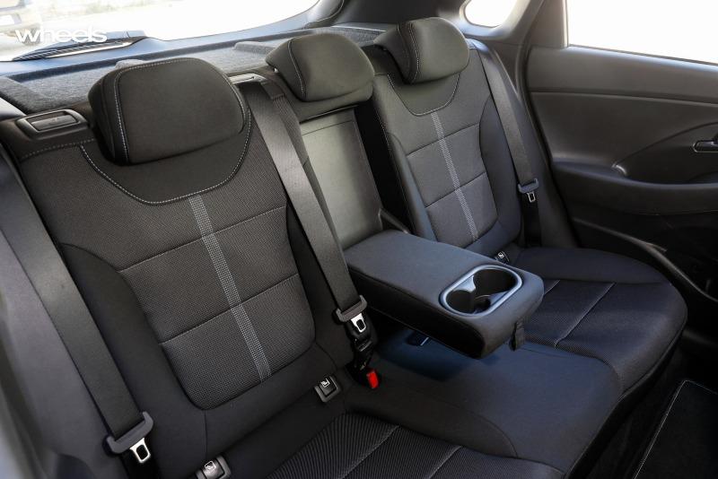 2021_Hyundai_i30_N_hatchback_polar_white_interior_rear_seat_centre_armrest.jpg
